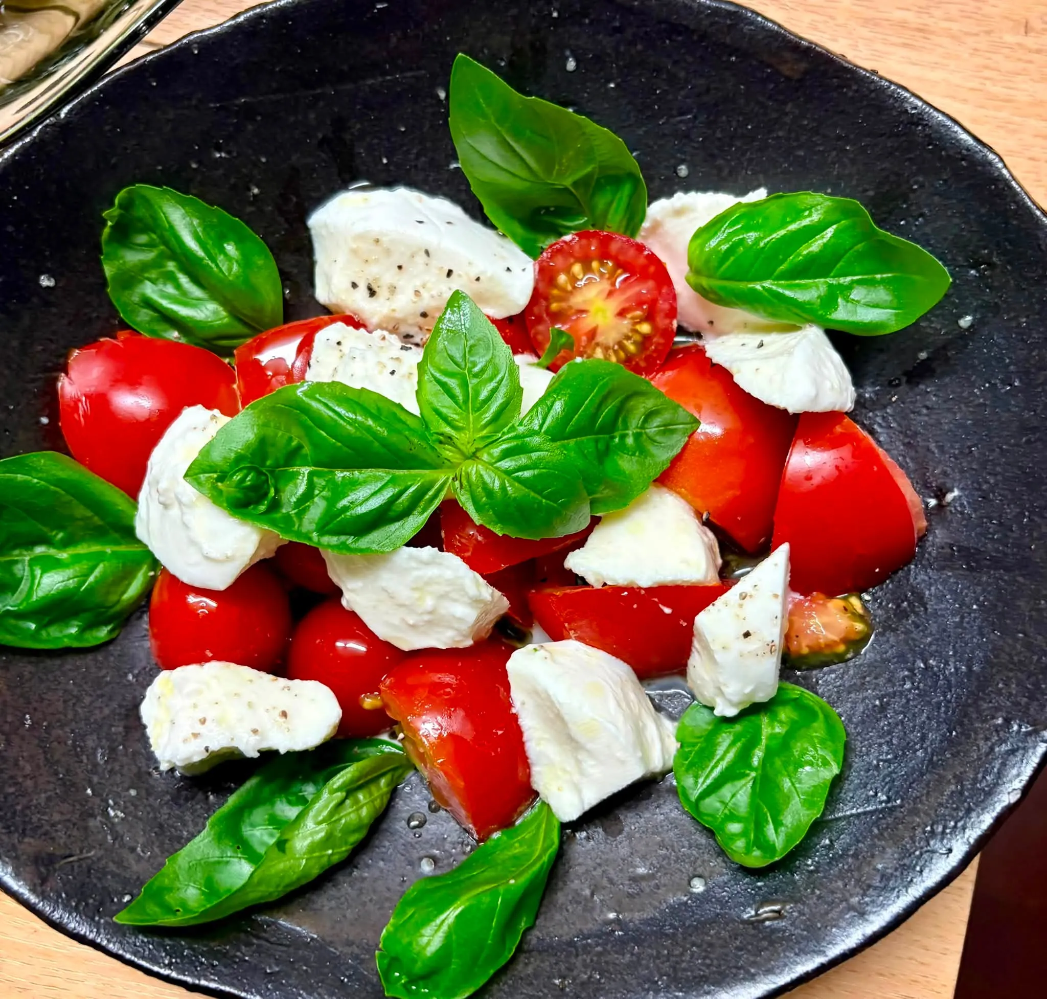 休日飯　🌿🍅摘み立てﾊﾞｼﾞﾙのカプレーゼ