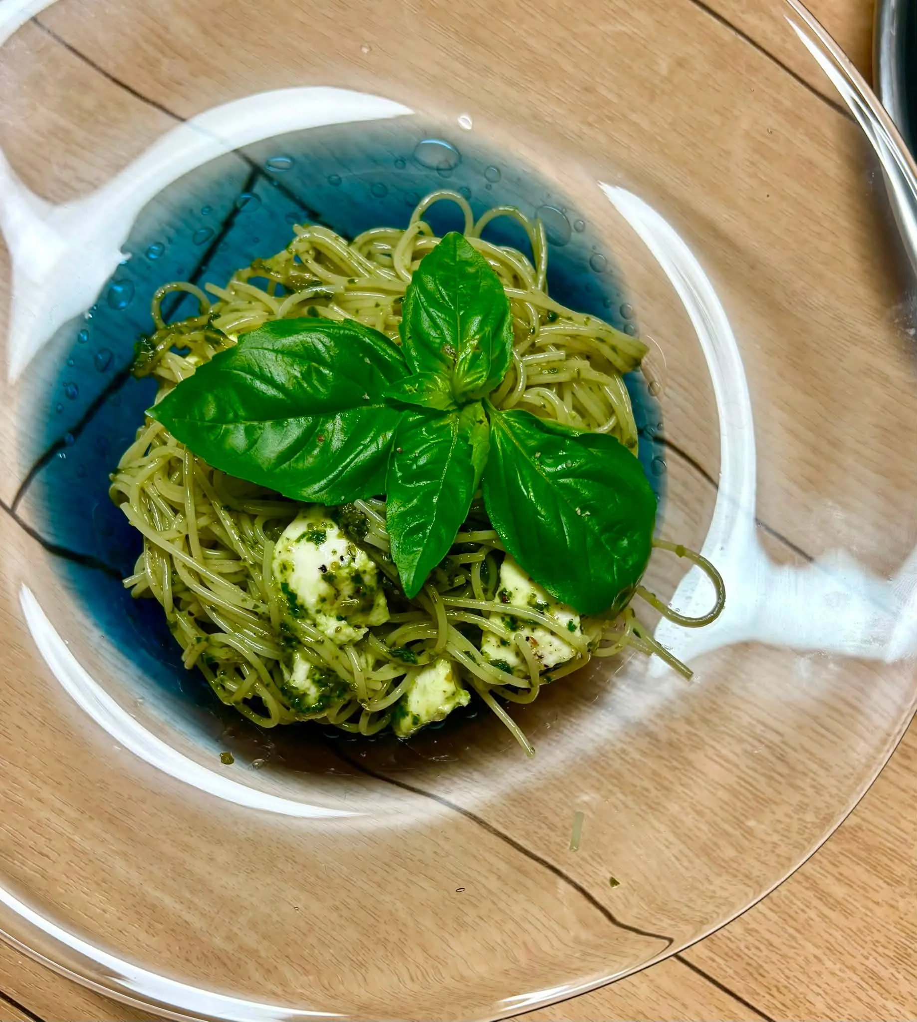 休日飯　🌿🍅摘み立てﾊﾞｼﾞﾙのカプレーゼ