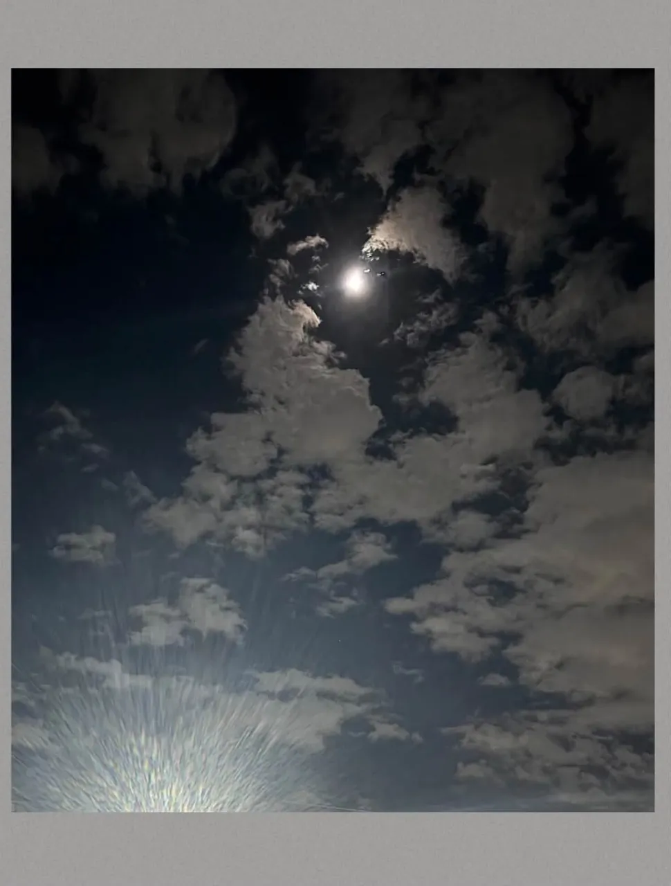 🌕雲の合間の月あかり